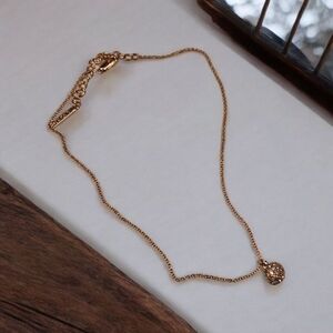 Elegant Gold Pendant Necklace